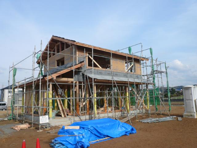 上棟が終わり、引き続き 筋交い入れ、そして、外部にダイライトを施工していきます。屋根の防水シート工事も平行して行います。　下之保木材|新築・リフォームを岐阜県美濃加茂市周辺でするなら