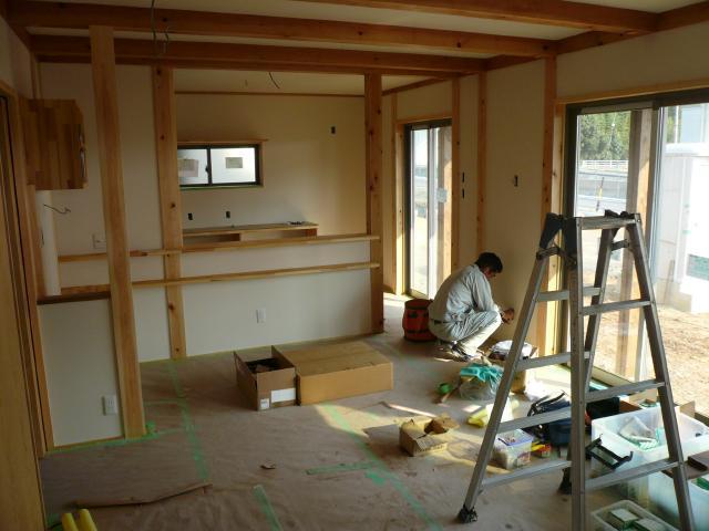 コンセントなどの仕上げ工事です。細かな作業になります。　下之保木材|新築・リフォームを岐阜県美濃加茂市周辺でするなら