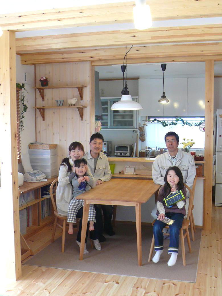 家族での写真です。ここがいつも家族で食事をするところになります。団欒のひとときです。　下之保木材|新築・リフォームを岐阜県美濃加茂市周辺でするなら