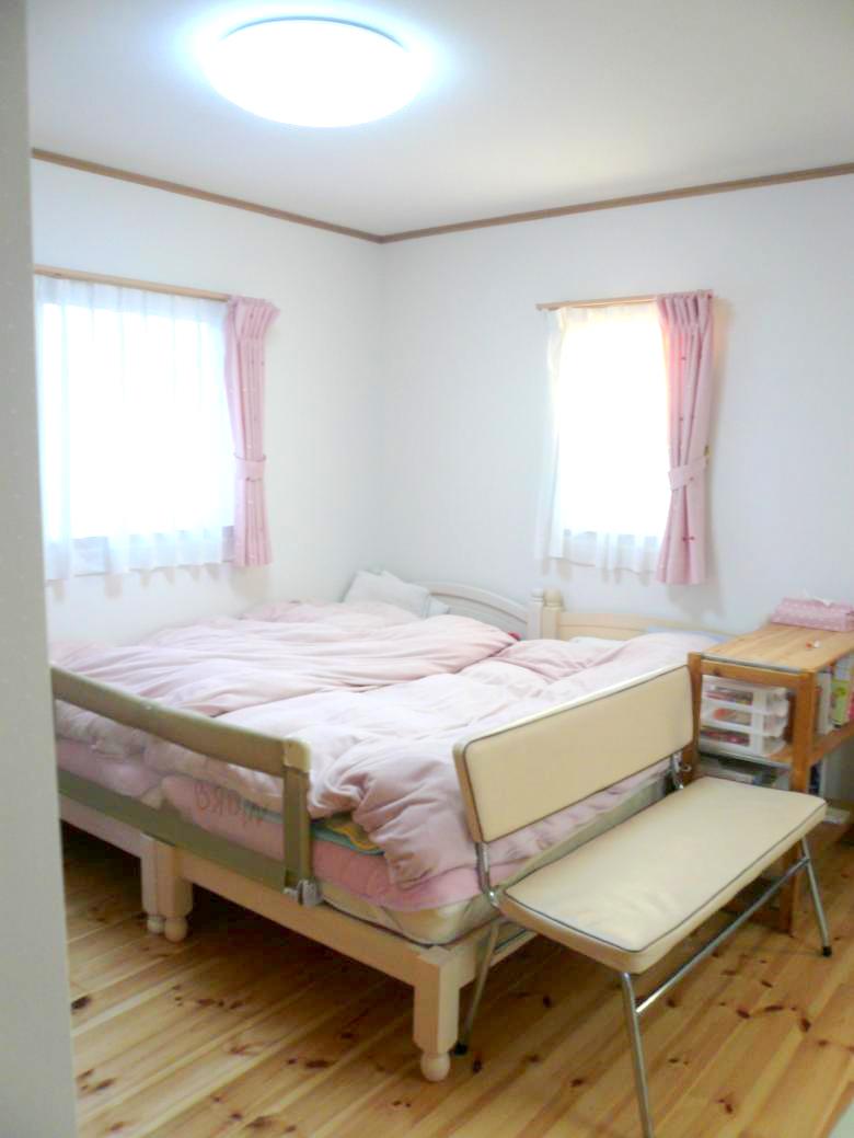 子供部屋です。寝室兼用ですので素材にも気を遣っています。　下之保木材|新築・リフォームを岐阜県美濃加茂市周辺でするなら
