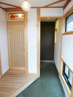 岐阜県加茂郡　素材はもちろん、電球、窓枠、ドアなど、細部のデザインにもこだわりが詰まっています。