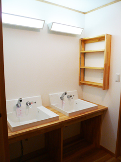 洗面スペースにも所々に木材を使用し、素敵なアクセントになっています。岐阜県加茂郡